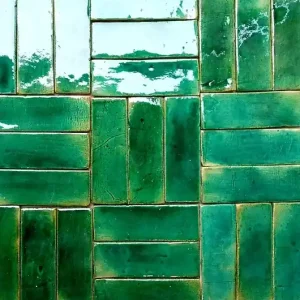 Płytki ceramiczne w głębi lasu Taniej