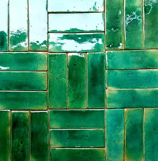 Płytki ceramiczne w głębi lasu Taniej