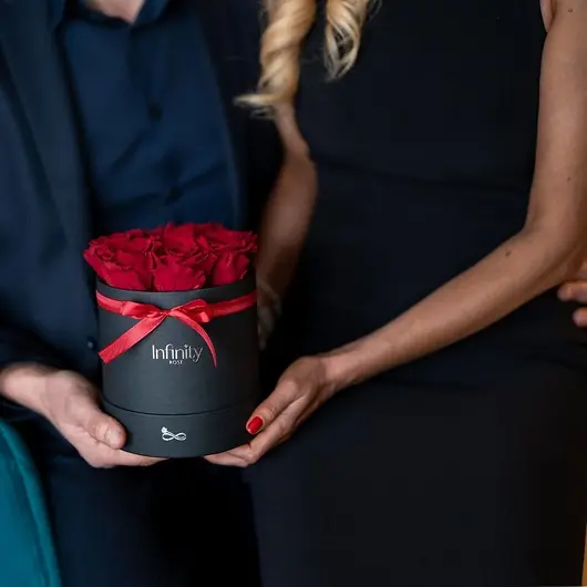 Łatwy zwrot Czerwone wieczne róże w czarnym dużym flower boxie
