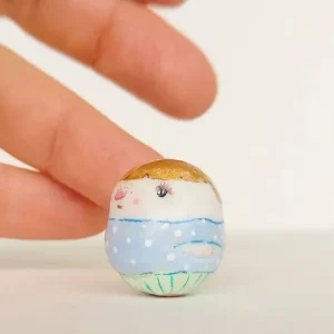 Nie przegap Miniaturowa Figurka Złotowłosego Chłopca