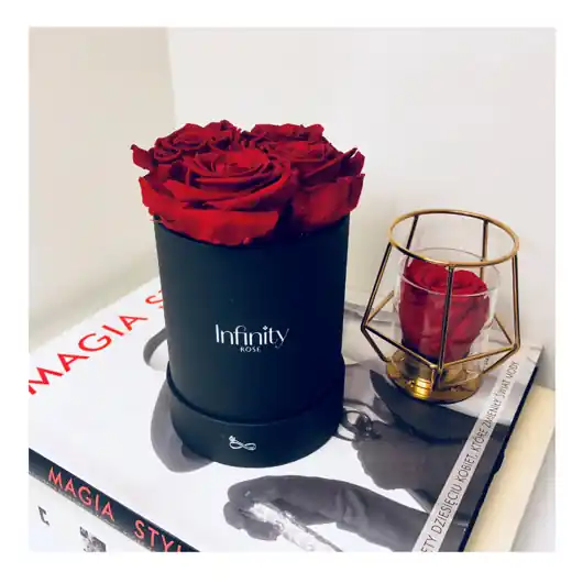 Zamów teraz Czerwone wieczne róże średni czarny flower box Infinity Rose - Royal Red
