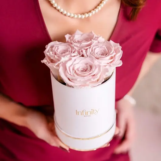 Promocja Jasnoróżowe wieczne róże średni biały flower box Infinity Rose