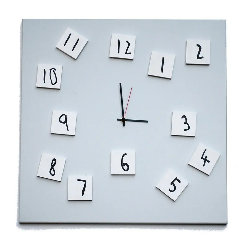 Oferta Zegar ścienny dESIGNoBJECT.it Changing Clock White, 50 x 50 cm Bonami