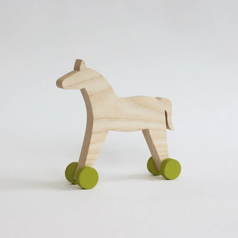 Dekoracja z naturalnego drewna Matela Original Furniture Konik na kółkach Bonami Wysoka jakość